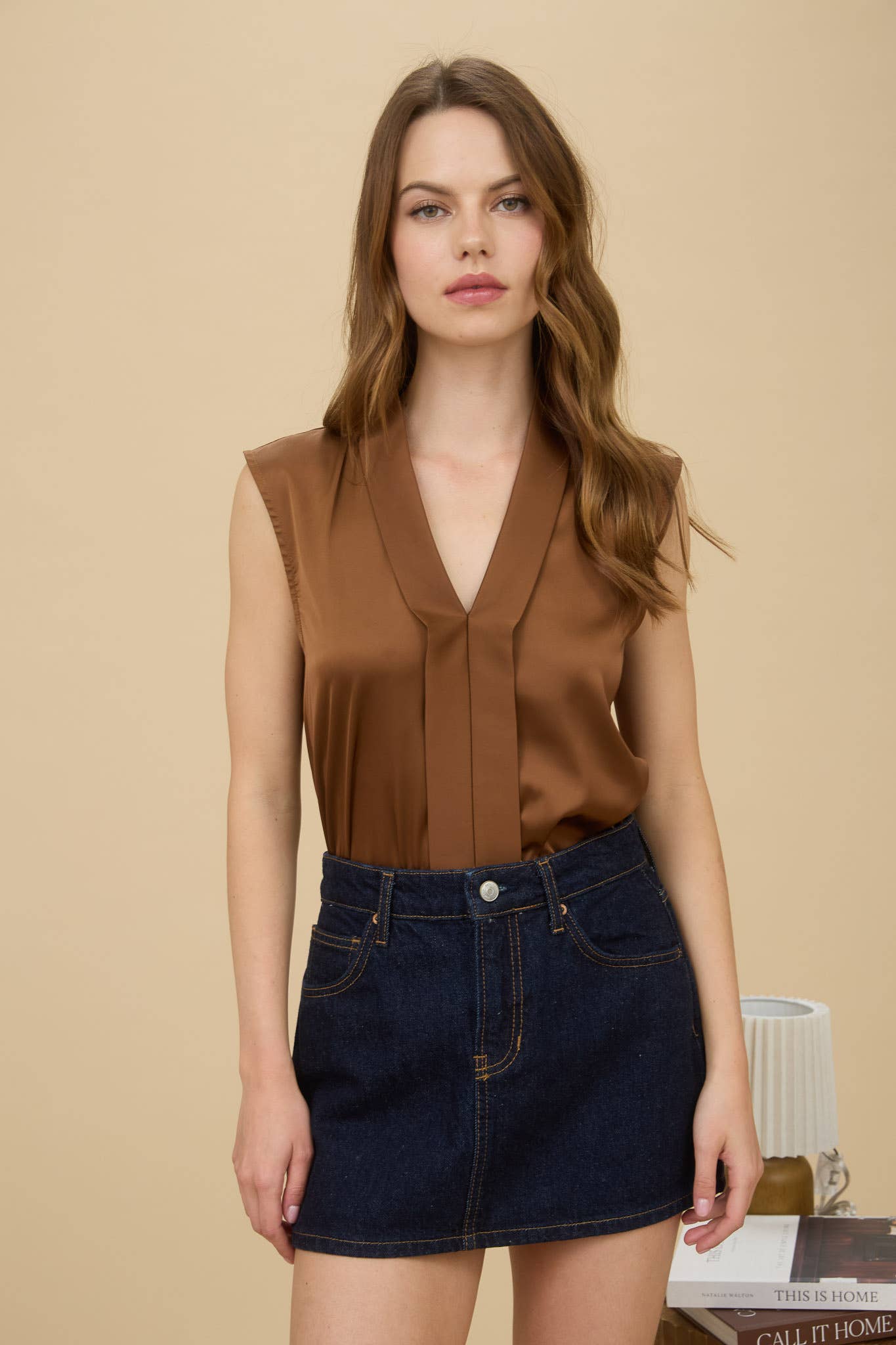 SATIN COLLARED SLEEVELESS BLOUSE