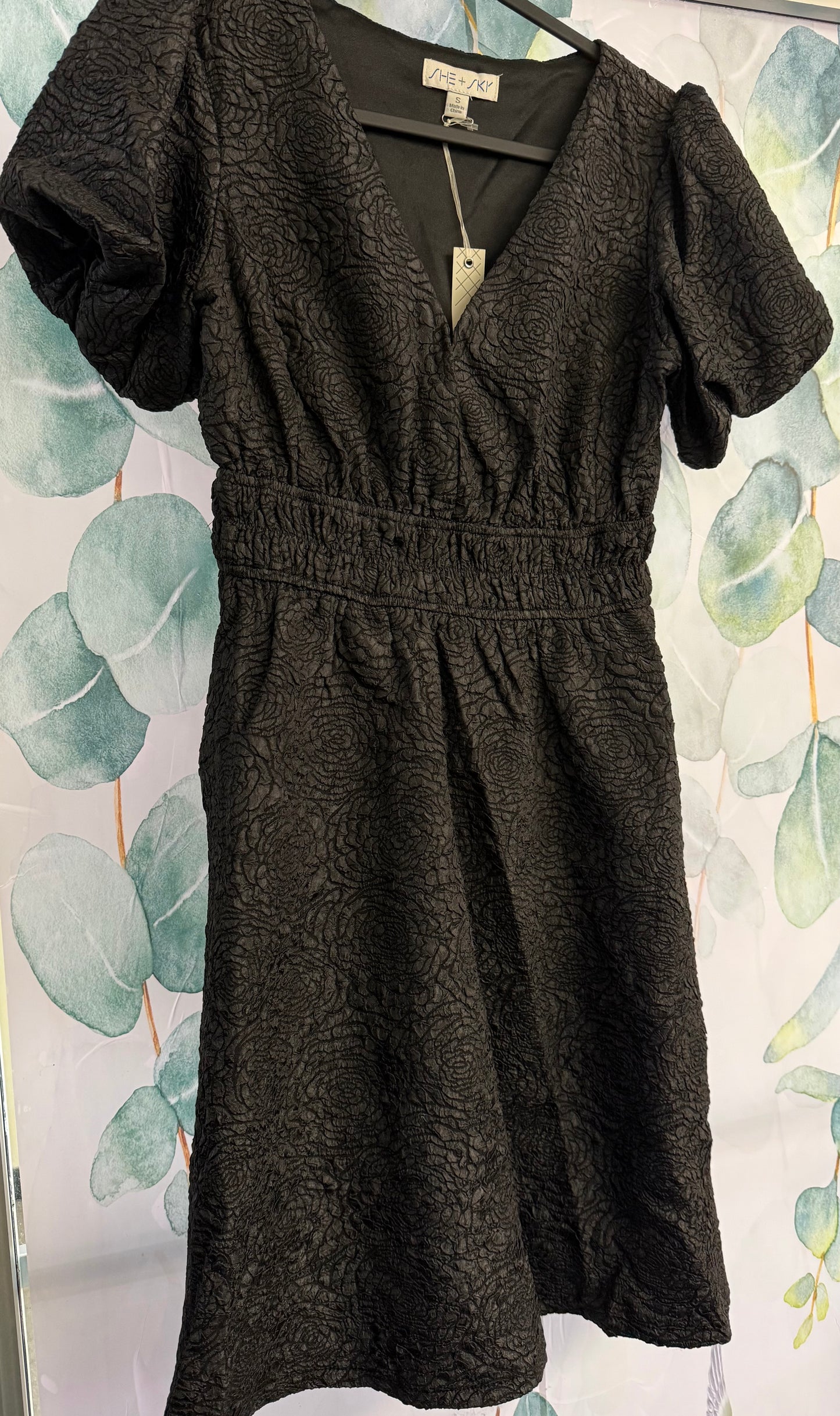 Black & White Rose Print Dress V Neck Puff Sleeve | Queen Bee Boutique